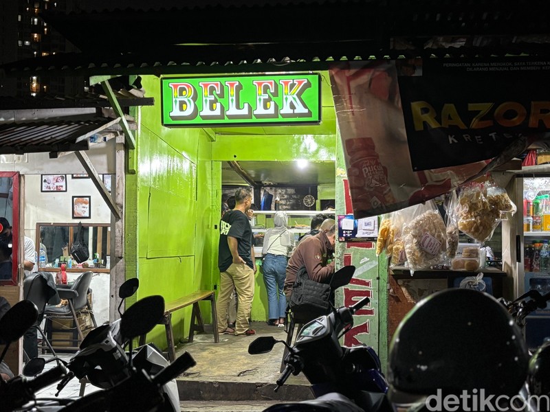 Warung Belek Warung Belek menawarkan nasi telur bebek seharga Rp 14.000.