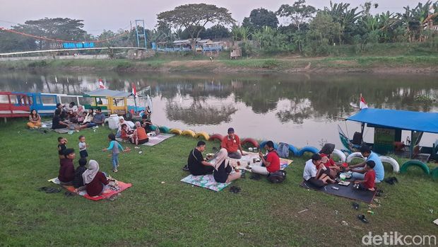 Wisata Silugonggo Bestari di Desa Sugiharjo Kecamatan Pati Kota ramai pengunjung saat sore hari, Jumat (11/7/2025).