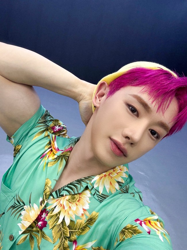 Wonho eks MONSTA X bertransformasi jadi Abby Saja Boys. Karakter dalam film animasi KPop Demon Hunters yang viral, menjadi film terlaris di Netflix saat ini. Pelantun Better Than Me itu tampil memakai bowling shirt bermotif floral dan beanie berwarna kuning yang ikonik. Foto: dok. Instagram @iwonhoyou