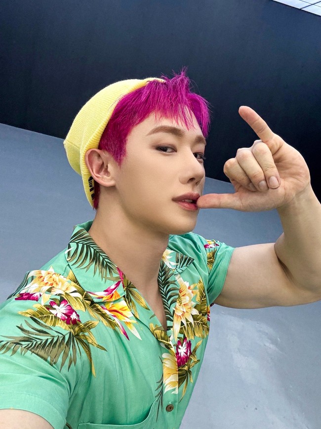 Tak tanggung-tanggung, Wonho eks MONSTA X langsung mengganti warna rambutnya menjadi neon pink. Sejumlah netizen menganggap Wonho adalah wujud nyata Abby Saja Boys jika KPop Demon Hunters dibuat versi live action. Foto: dok. Instagram @iwonhoyou