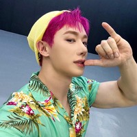 Tak tanggung-tanggung, Wonho eks MONSTA X langsung mengganti warna rambutnya menjadi neon pink. Sejumlah netizen menganggap Wonho adalah wujud nyata Abby Saja Boys jika KPop Demon Hunters dibuat versi live action. Foto: dok. Instagram @iwonhoyou