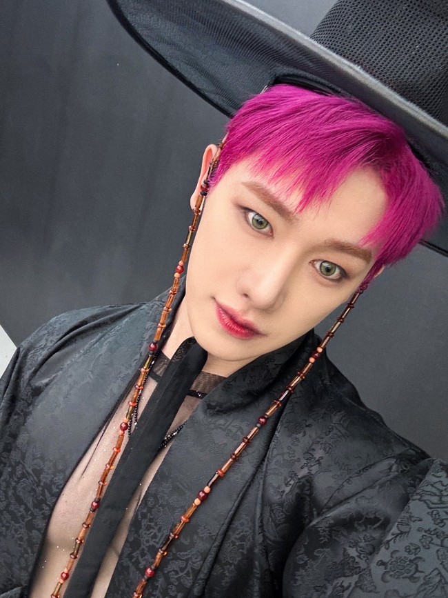Selain Soda Pop, Wonho eks MONSTA X juga membuat cover lagu viral boy group fiksi Saja Boys, Your Idol. Soundtrack film KPop Demon Hunters itu kini menempati peringkat ke-31 dalam tangga lagu global Billboard Hot 100. Foto: dok. Instagram @iwonhoyou
