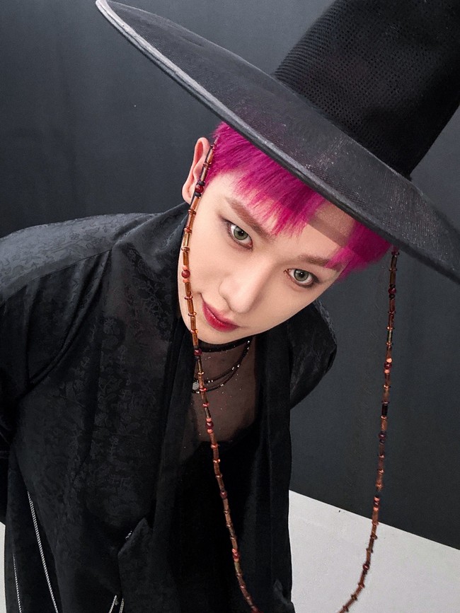 Idol yang baru mengumumkan jadwal tur Eropa ini memakai hanbok alias baju tradisional Korea Selatan serba hitam. Dengan riasan wajah yang lebih bold dari sebelumnya, khususnya bagian mata. Foto: dok. Instagram @iwonhoyou