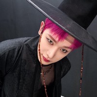 Idol yang baru mengumumkan jadwal tur Eropa ini memakai hanbok alias baju tradisional Korea Selatan serba hitam. Dengan riasan wajah yang lebih bold dari sebelumnya, khususnya bagian mata. Foto: dok. Instagram @iwonhoyou