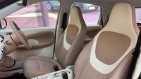 Varian Pro hadir dengan balutan warna interior Caramel Latte, sementara varian Lite menggunakan warna Mocha Latte. Foto: Wuling
