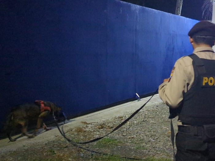 Polisi mengerahkan anjing pelacak untuk mengungkap kasus temuan mayat pria penuh luka di area penggilingan batu Desa Baleraksa, Karangmoncol, Purbalingga, Sabtu (12/7/2025).
