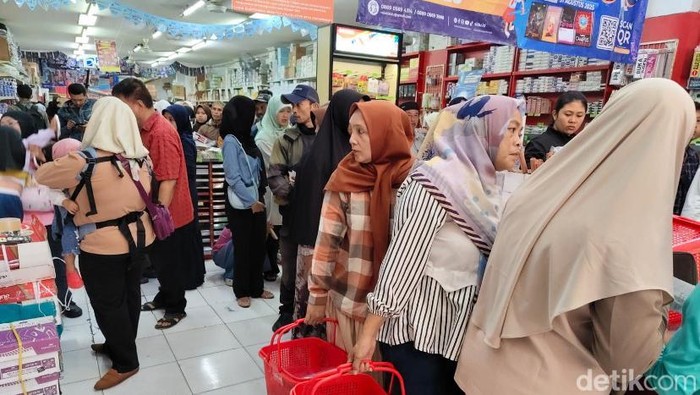 Antrean di toko buku Sukabumi jelang masuk ajaran baru sekolah