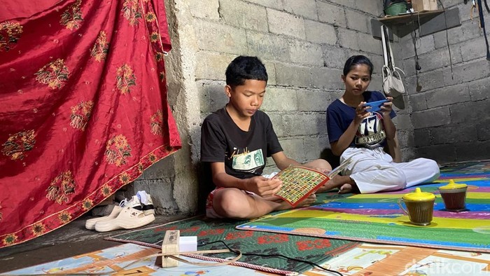 Arsad Abi Mubarok (15) dan kakaknya Anisa Fatonah (23) di rumahnya, Desa Kebonagung, RT 3, RW 1, Kecamatan Sumowono, Kabupaten Semarang, Sabtu (12/7/2025).