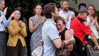 Gedung Departemen Luar Negeri di Washington dipenuhi suasana haru ketika ratusan pegawai melakukan “clap-out” bagi rekan mereka yang dipecat. Banyak yang menangis sambil membawa kotak berisi barang pribadi, memeluk rekan, dan meninggalkan kantor untuk terakhir kalinya. (REUTERS/Annabelle Gordon)