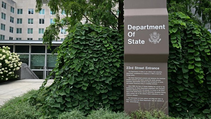 A man comforts a woman as she cries while people applaud in the background during a sendoff event for U.S. State Department workers in Washington, D.C., U.S., July 11, 2025. REUTERS/Annabelle Gordon     TPX IMAGES OF THE DAY