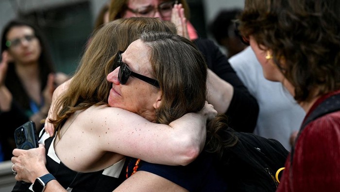 Banjir Air Mata di Washington, Ribuan Pegawai Kemlu AS Dipecat Trump A man comforts a woman as she cries while people applaud in the background during a sendoff event for U.S. State Department workers in Washington, D.C., U.S., July 11, 2025. REUTERS/Annabelle Gordon TPX IMAGES OF THE DAY