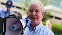 Senator Demokrat Tim Kaine menilai langkah ini berbahaya karena justru melemahkan posisi Amerika di tengah meningkatnya agresivitas Rusia dan Cina. Ini keputusan paling konyol ketika dunia sedang kacau, katanya. (REUTERS/Annabelle Gordon)