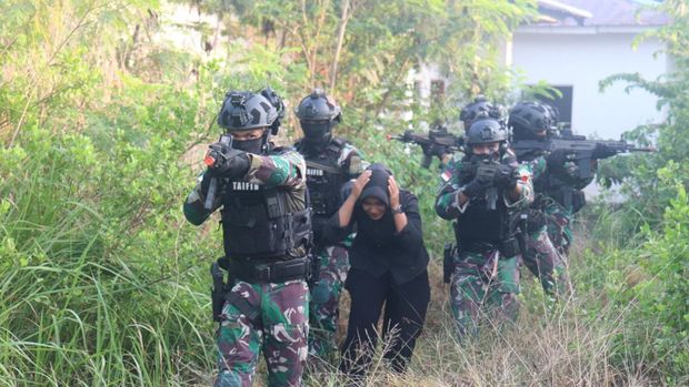 Batalyon Intai Amfibi 1 melaksanakan pelatihan pengamanan objek vital nasional (obvitnas) di wilayah Marunda, Jakarta Utara. (dok. TNI AL)