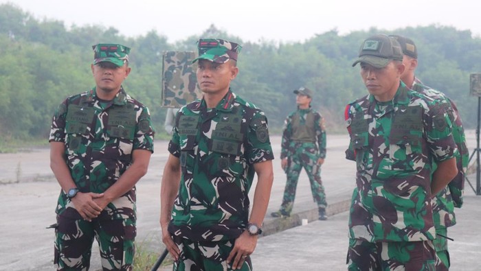 Batalyon Intai Amfibi 1 melaksanakan pelatihan pengamanan objek vital nasional (obvitnas) di wilayah Marunda, Jakarta Utara. (dok. TNI AL)