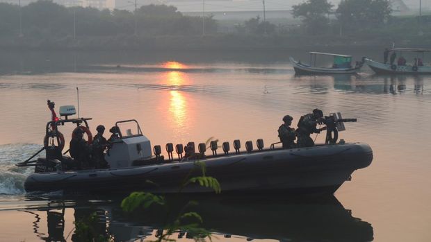 Batalyon Intai Amfibi 1 melaksanakan pelatihan pengamanan objek vital nasional (obvitnas) di wilayah Marunda, Jakarta Utara. (dok. TNI AL)