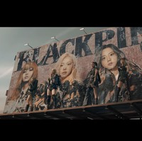 Video klip JUMP dibuka dengan adegan personel grup KPop BLACKPINK berkamuflase di depan billboard, tampil dalam balutan busana serba hitam berkonsep futuristik. Ada Jennie memakai corset rancangan The Delfos x Samuel Lewis, Lisa dengan puffer jacket Bent Kahina (Rp 72,8 juta), Jisoo memakai upcycled gloves dress Sevali, serta Rose dengan synthetic faux-leather jacket Noir Kei Ninomiya (Rp 80,4 juta). Foto: dok. YG Entertainment