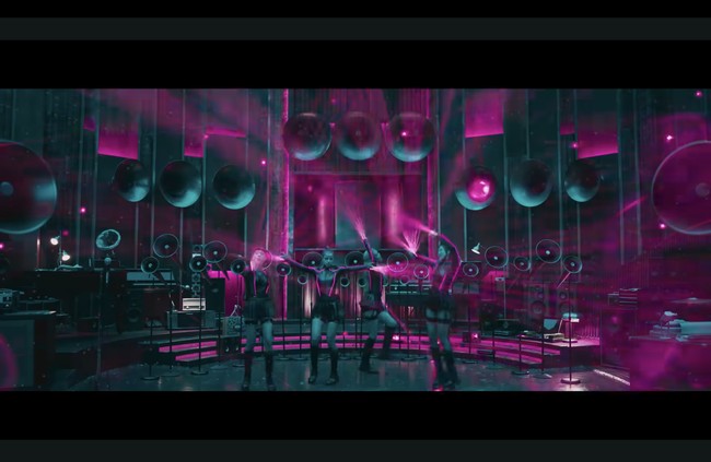 Lagu JUMP memadukan unsur club music, synth-pop, European techno, dan EDM yang membuat pendengarnya auto joget. Jennie cs menggambarkan beat adiktif tersebut melalui sebuah adegan di mana keempat personelnya berada di dalam ruangan penuh speaker. Menari dengan kostum hitam berbahan kulit, yang dapat mengeluarkan LED berwarna pink hasil karya desainer Michael NGO. Foto: dok. YG Entertainment