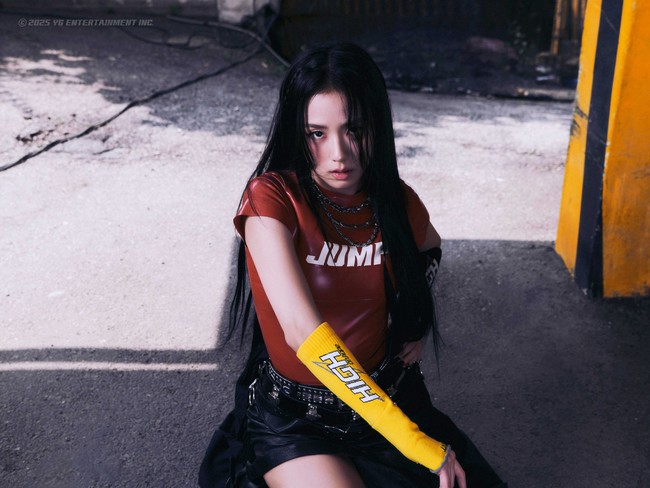 Adegan selanjutnya menampilkan keempat personel BLACKPINK memakai latex top bertuliskan JUMP rancangan label Mowalola. Menariknya, Jisoo memadukan latex top berwarna merah dengan sepasang kaos kaki Martine Rose berwarna kuning-hitam, yang beralih jadi sarung tangan (Rp 1,2 juta). Foto: dok. YG Entertainment