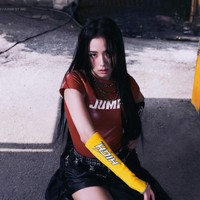 Adegan selanjutnya menampilkan keempat personel BLACKPINK memakai latex top bertuliskan JUMP rancangan label Mowalola. Menariknya, Jisoo memadukan latex top berwarna merah dengan sepasang kaos kaki Martine Rose berwarna kuning-hitam, yang beralih jadi sarung tangan (Rp 1,2 juta). Foto: dok. YG Entertainment