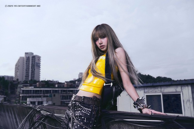 Lisa tampil edgy memakai latex top berwarna kuning dan leather pants berhias studs dari Hard Style. Global ambassador Louis Vuitton itu melengkapi penampilannya dengan dua item dari rumah mode Prancis tersebut antara lain reversible monogram belt (Rp 9,8 juta) dan monogram underwear (Rp 8,1 juta). Foto: dok. YG Entertainment