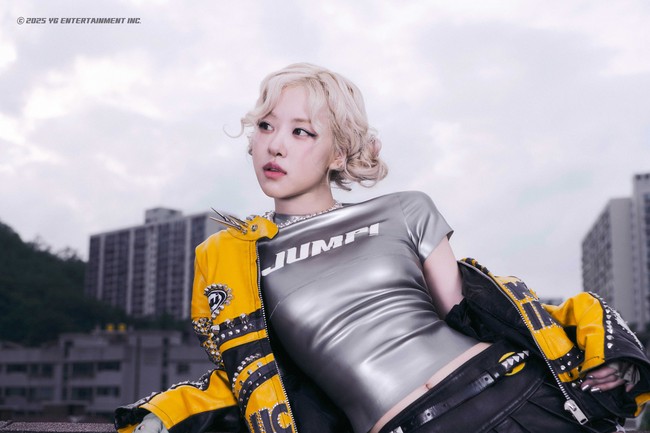Gaya Rose tak kalah mencuri perhatian dengan latex top berwarna silver dan leather mini skirt (Rp 9,8 juta) keluaran brand yang sama, Mowalola. Personel BLACKPINK yang identik berambut pirang itu juga memakai biker jacket kuning-hitam koleksi Hard Style. Foto: dok. YG Entertainment