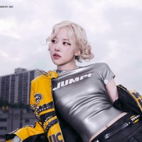 Gaya Rose tak kalah mencuri perhatian dengan latex top berwarna silver dan leather mini skirt (Rp 9,8 juta) keluaran brand yang sama, Mowalola. Personel BLACKPINK yang identik berambut pirang itu juga memakai biker jacket kuning-hitam koleksi Hard Style. Foto: dok. YG Entertainment