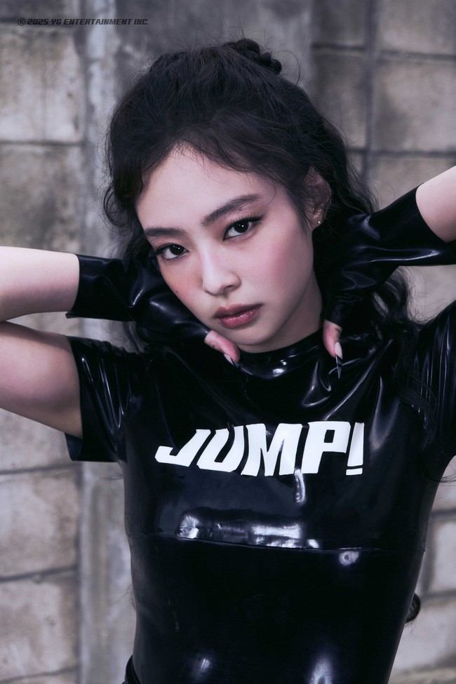 Sementara Jennie berbalut latex top berwarna hitam, yang dipadukan dengan suspender Chanel (Rp 38,1 juta) sebagai belt, kacamata, dan sepatu boots tinggi. Foto: dok. YG Entertainment
