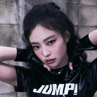Sementara Jennie berbalut latex top berwarna hitam, yang dipadukan dengan suspender Chanel (Rp 38,1 juta) sebagai belt, kacamata, dan sepatu boots tinggi. Foto: dok. YG Entertainment