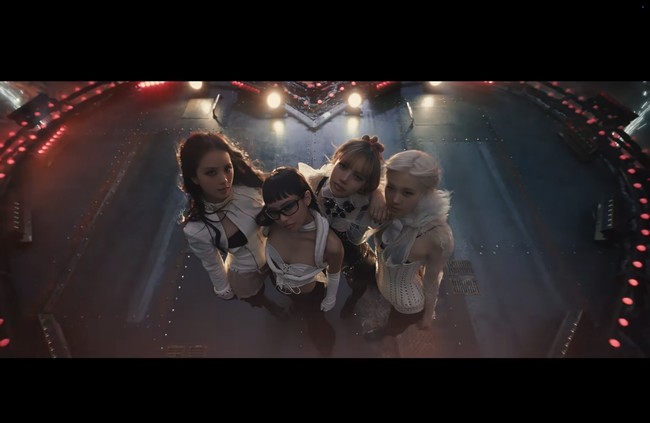 Di akhir video klip JUMP, personel BLACKPINK kompak memakai busana berwarna monokrom. Ada Rose memakai swimsuit Jean Paul Gaultier, Jennie dengan atasan bralette Samuel Lewis, Jisoo memilih highneck jacket Fanci Club (Rp 11 juta). Sedangkan Lisa memadukan tulle blouse Gyouree Kim (Rp 20,3 juta) dengan swimsuit Ludovic de Saint Sernin. Foto: dok. YG Entertainment