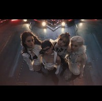 Di akhir video klip JUMP, personel BLACKPINK kompak memakai busana berwarna monokrom. Ada Rose memakai swimsuit Jean Paul Gaultier, Jennie dengan atasan bralette Samuel Lewis, Jisoo memilih highneck jacket Fanci Club (Rp 11 juta). Sedangkan Lisa memadukan tulle blouse Gyouree Kim (Rp 20,3 juta) dengan swimsuit Ludovic de Saint Sernin. Foto: dok. YG Entertainment