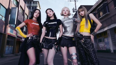 8 Gaya Nyentrik BLACKPINK di MV JUMP, Kaos Kaki Jisoo Jadi Sarung Tangan