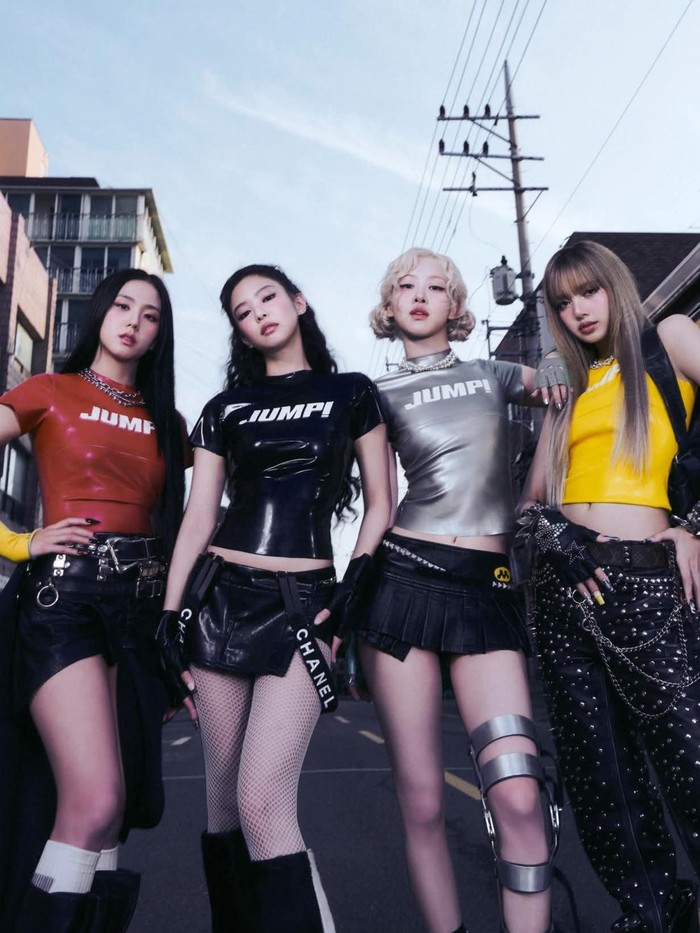Gaya personel BLACKPINK di video klip JUMP