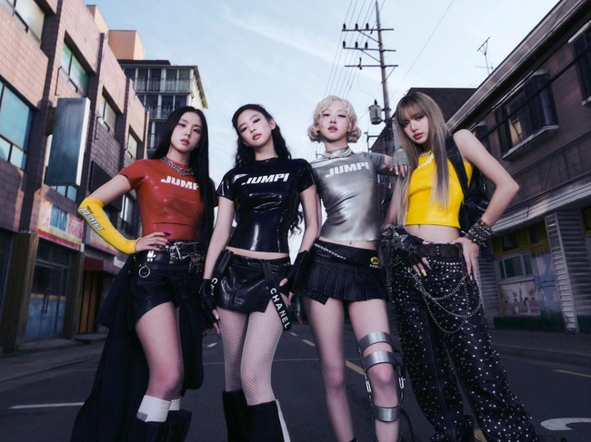 Gaya personel BLACKPINK di video klip JUMP