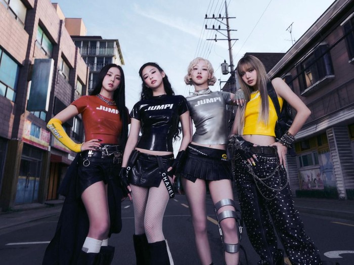 Gaya personel BLACKPINK di video klip JUMP