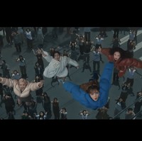 Kini penggemar ramai menyorot adegan personel BLACKPINK terbang di video klip JUMP bak adegan film superhero. Jennie, Lisa, dan Rose memakai koleksi puffer jacket rancangan desainer Dingyun Zhang, masing-masing berwarna merah, biru, dan hijau. Sedangkan Jisoo memakai puffer jacket putih Juntae Kim beraksen bunga mawar. Foto: dok. YG Entertainment