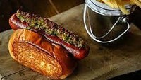 Tidak hanya menjadi steak, olahan daging sapi Kobe menjadi hot dog juga diakui terbaik di dunia. Ciri khas rasanya yang gurih khas dan juicy dibanderol Rp 1,6 juta per potong. Foto: Resident