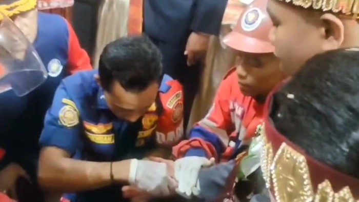 Damkar saat evakuasi cincin mempelai pria yang kekecilan.