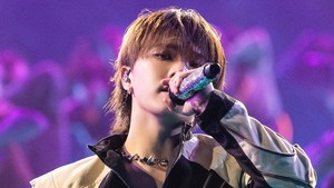 Dino tampil menyanyikan lagu resmi EWC 2025 berjudul Til My Fingers Bleed. (Foto: dok. Pledis Entertainment)
