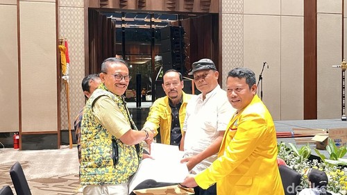 Gde Sumarjaya Linggih alias Demer saat mendaftarkan diri sebagai bakal calon ketua DPD Golkar Bali di The Meru, Sanur, Denpasar, Sabtu (12/7/2025). (Foto: Rizki Setyo/detikBali)