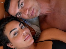 Georgina Rodriguez Pamer Cincin Berlian Pakai Bikini, Isyaratkan Pertunangan