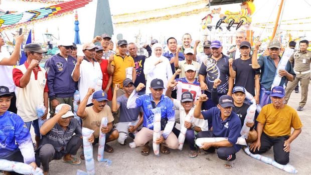 Gubernur Jatim Khofifah Indar Parawansa berdialog dan memberikan bantuan kepada nelayan dan kelompok perikanan di Muncar, Banyuwangi.