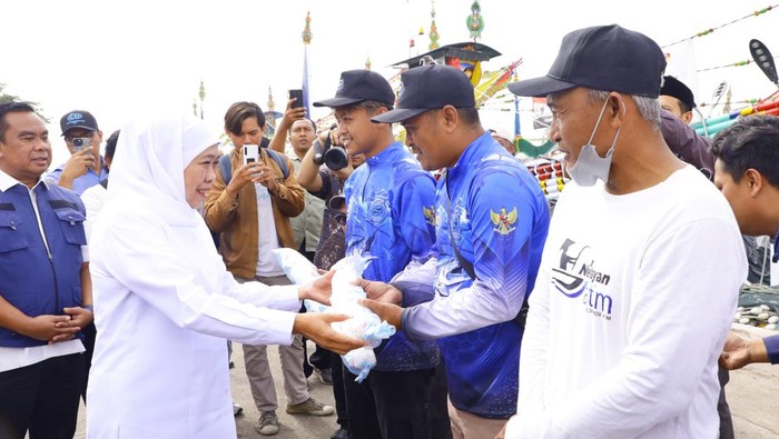 Gubernur Jatim Khofifah Indar Parawansa berdialog dan memberikan bantuan kepada nelayan dan kelompok perikanan di Muncar, Banyuwangi.