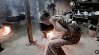 Selama lebih dari 80 tahun, Mbah Lindu memastikan gudeg yang disajikan kepada pelanggan istimewa. Ia tak segan-segan turun langsung ke dapur. Foto: YouTube Lumixindonesia