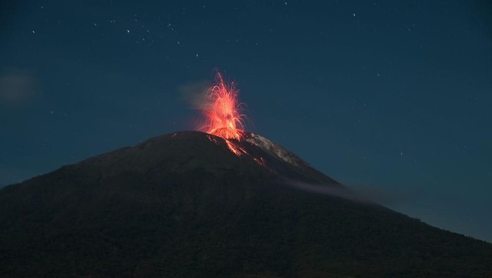 Lava pijar yang dikeluarkan Gunung Ile Lewotolok di Kabupaten Lembata saat meletus 48 kali, Sabtu (12/7/2025) dini hari.