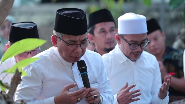 Gus Yahya Nyekar bareng Gus Salam di Jombang.