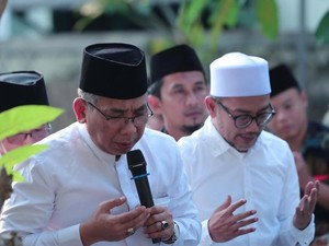 Momen Ketum PBNU Gus Yahya Nyekar Bareng Gus Salam, Sinyal Damai?