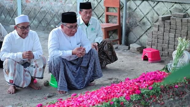 Gus Yahya Nyekar bareng Gus Salam di Jombang.