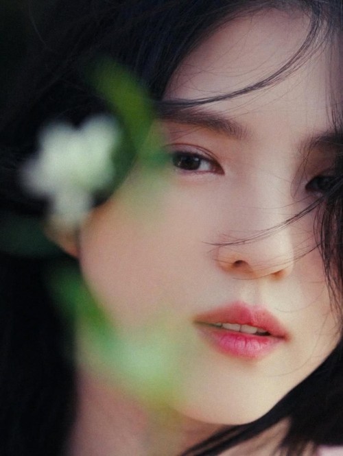 Aktris Korea Han So Hee dalam foto yang diunggah ke Instagram pribadinya.