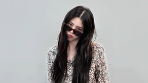 Paling gak lewat foto ini bisa ngerasain tatap-tatapan sama Han So Hee. (Foto: dok. Instagram @xeesoxee)