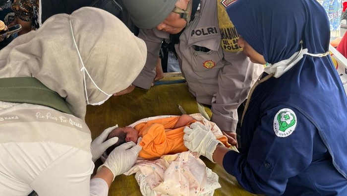 Heboh bayi perempuan ditemukan di warung rujak di Surabaya.